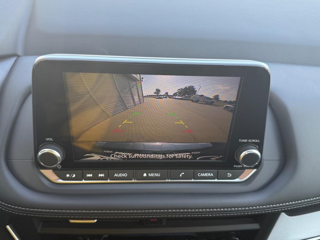 Nissan Rogue Vehicle Full-screen Gallery Image 02