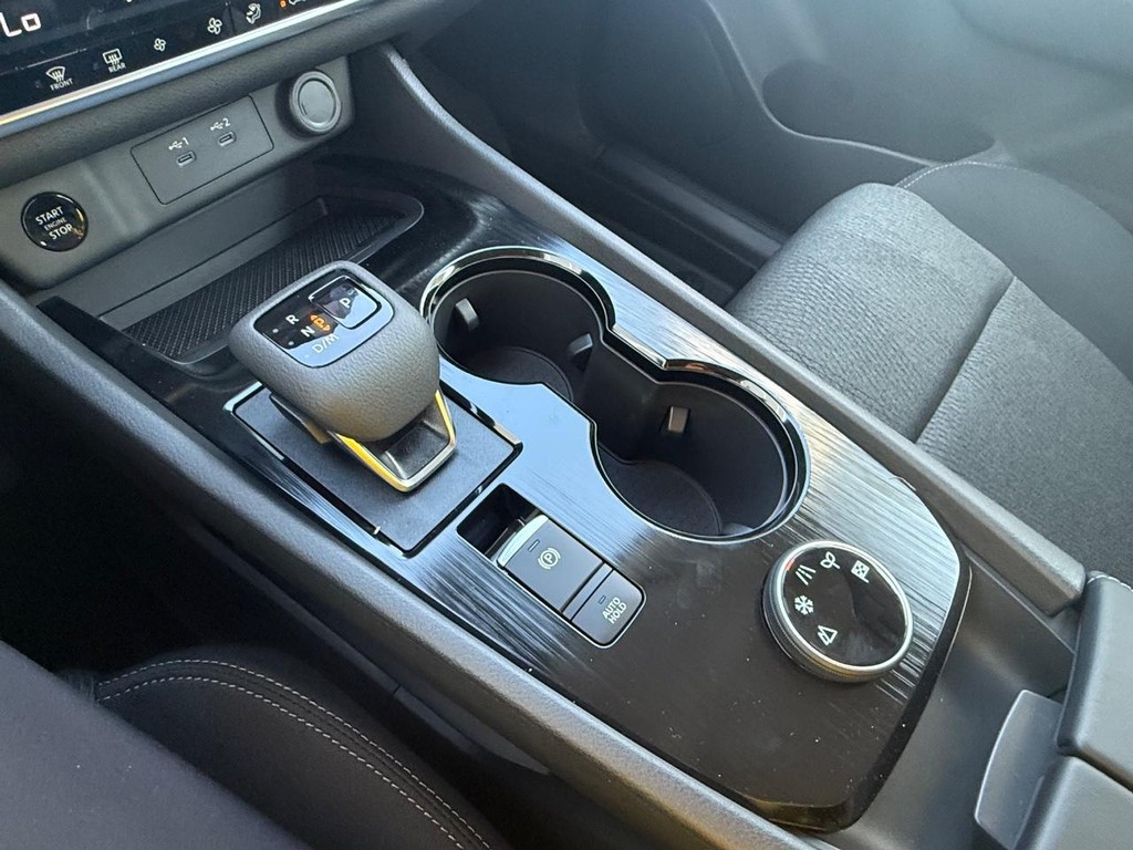 Nissan Rogue Vehicle Full-screen Gallery Image 05