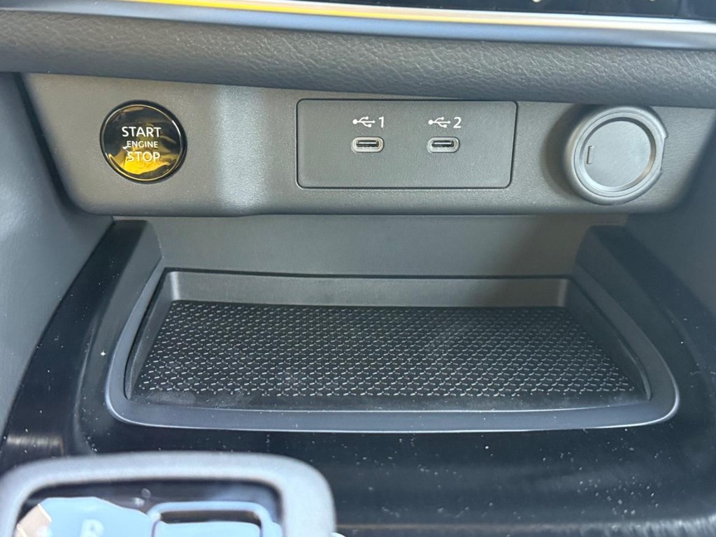 Nissan Rogue Vehicle Full-screen Gallery Image 06