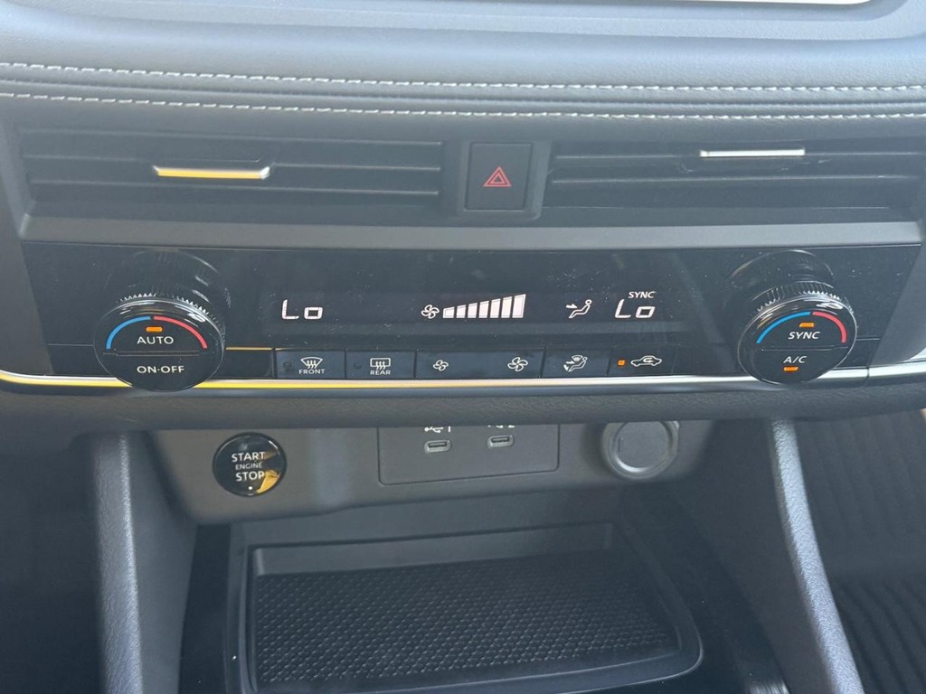 Nissan Rogue Vehicle Full-screen Gallery Image 07