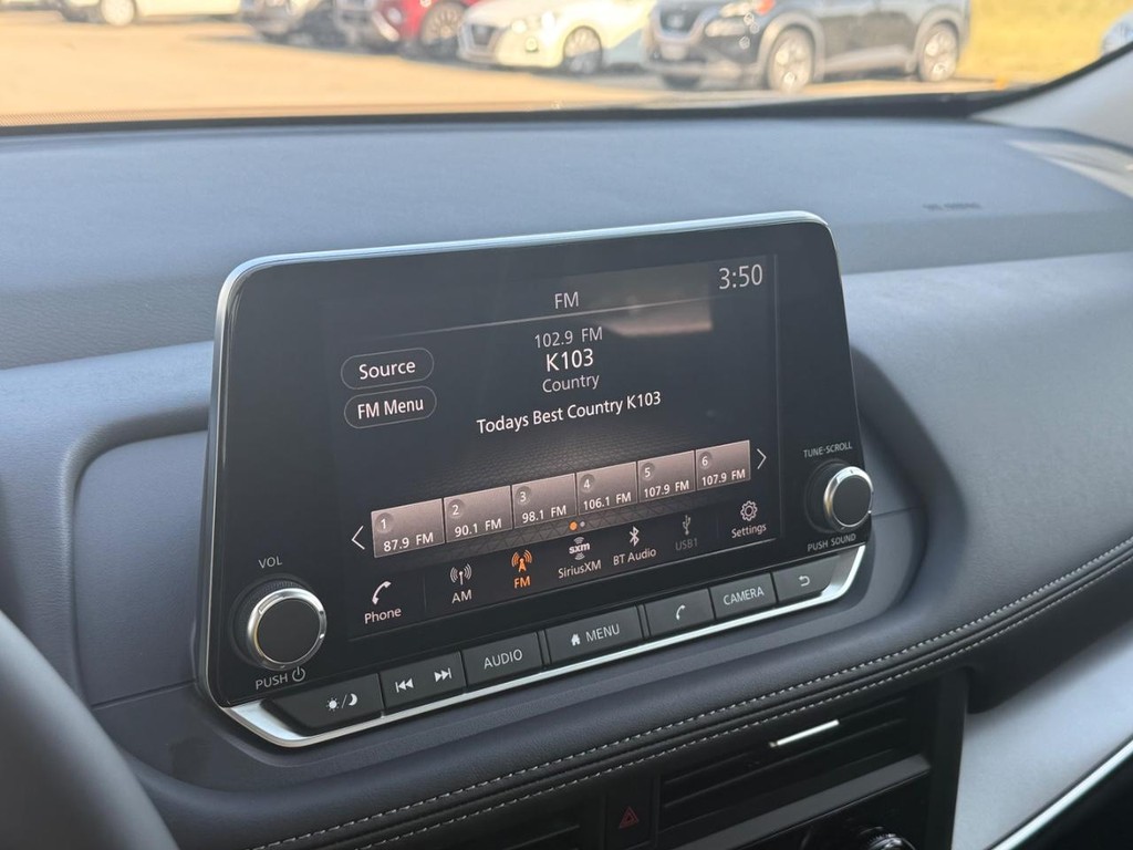 Nissan Rogue Vehicle Full-screen Gallery Image 08