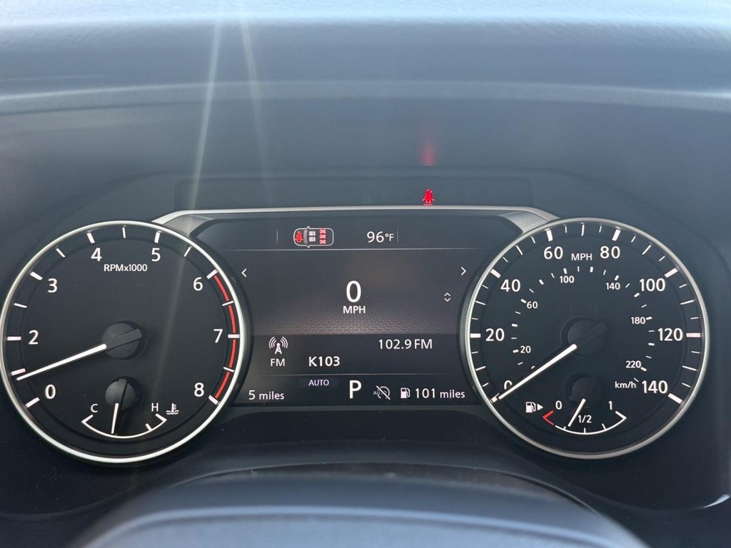 Nissan Rogue Vehicle Full-screen Gallery Image 09