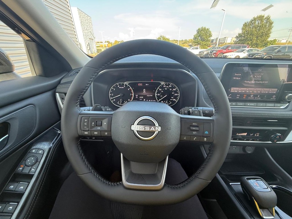 Nissan Rogue Vehicle Full-screen Gallery Image 10
