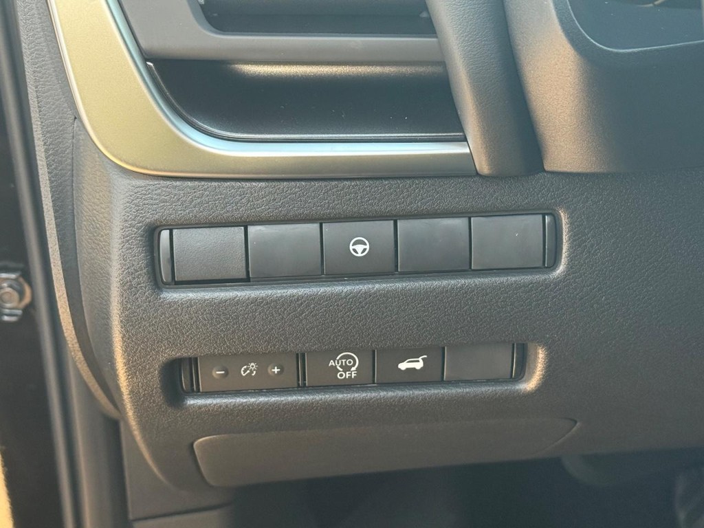 Nissan Rogue Vehicle Full-screen Gallery Image 11