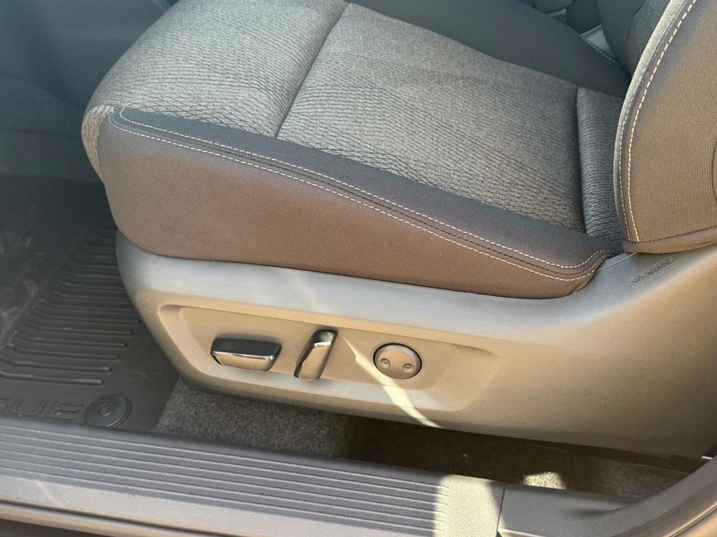 Nissan Rogue Vehicle Full-screen Gallery Image 12