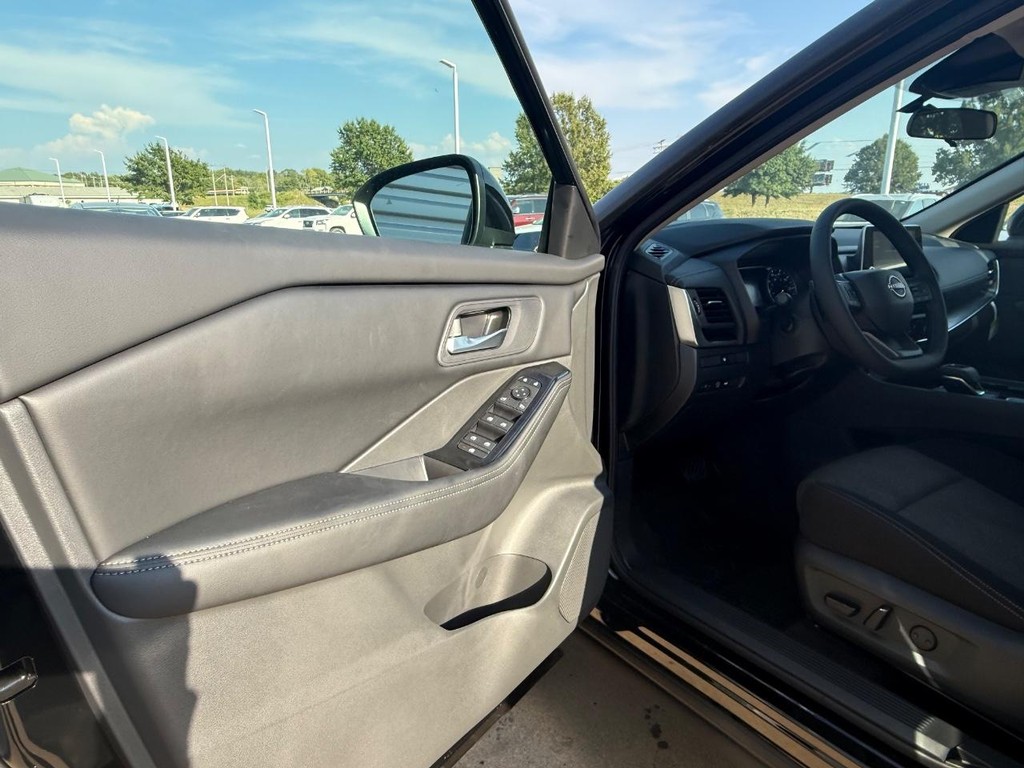 Nissan Rogue Vehicle Full-screen Gallery Image 13