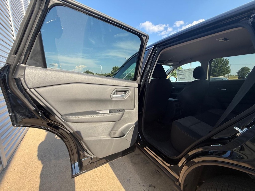 Nissan Rogue Vehicle Full-screen Gallery Image 14