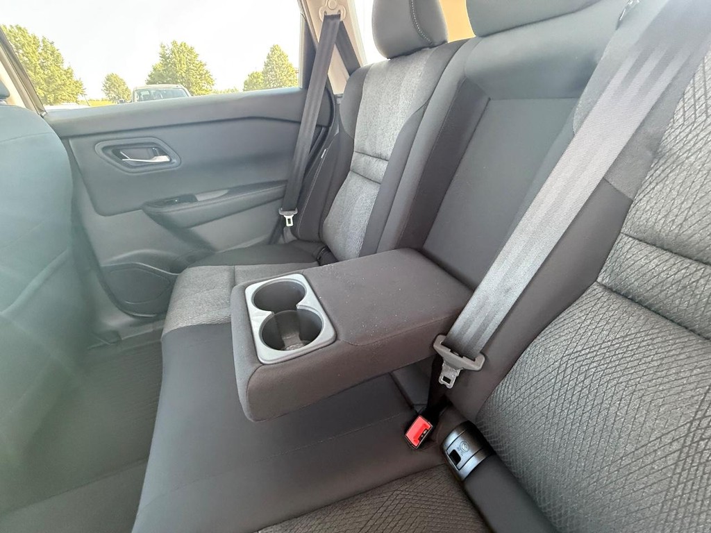 Nissan Rogue Vehicle Full-screen Gallery Image 15