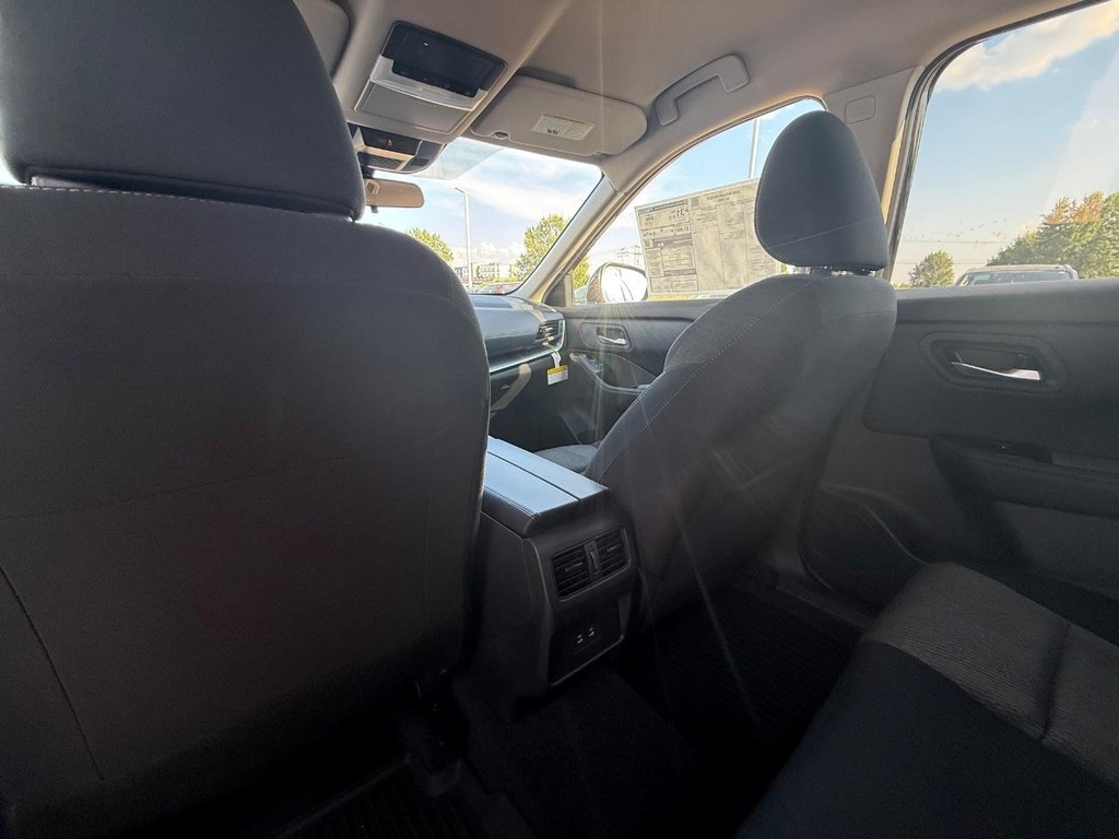 Nissan Rogue Vehicle Full-screen Gallery Image 16