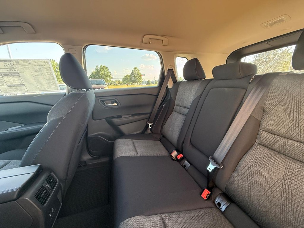 Nissan Rogue Vehicle Full-screen Gallery Image 17