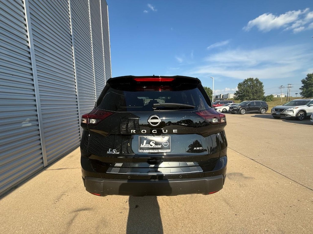 Nissan Rogue Vehicle Full-screen Gallery Image 18