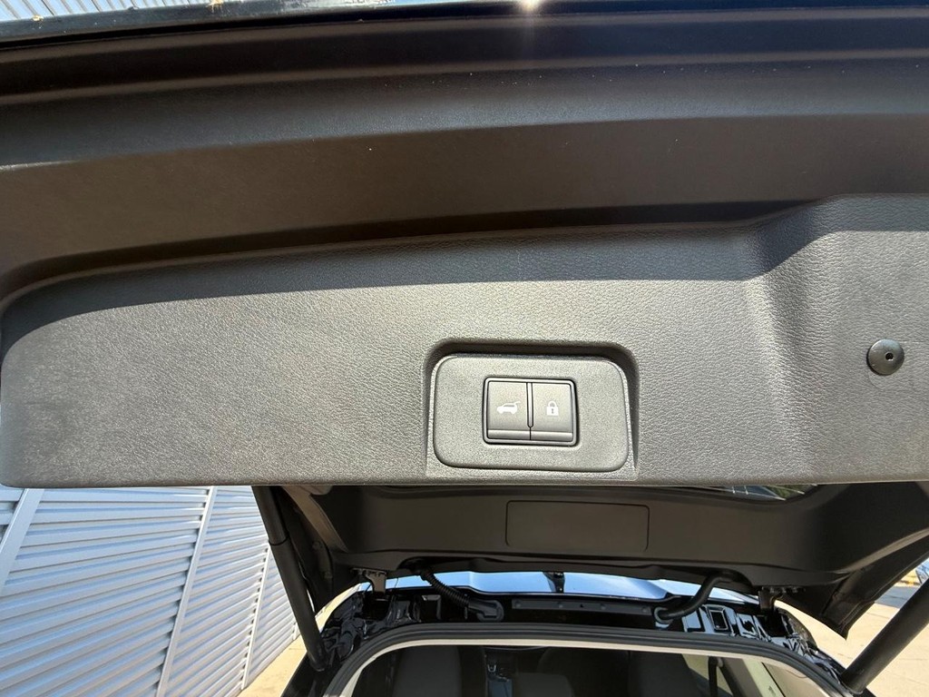 Nissan Rogue Vehicle Full-screen Gallery Image 19