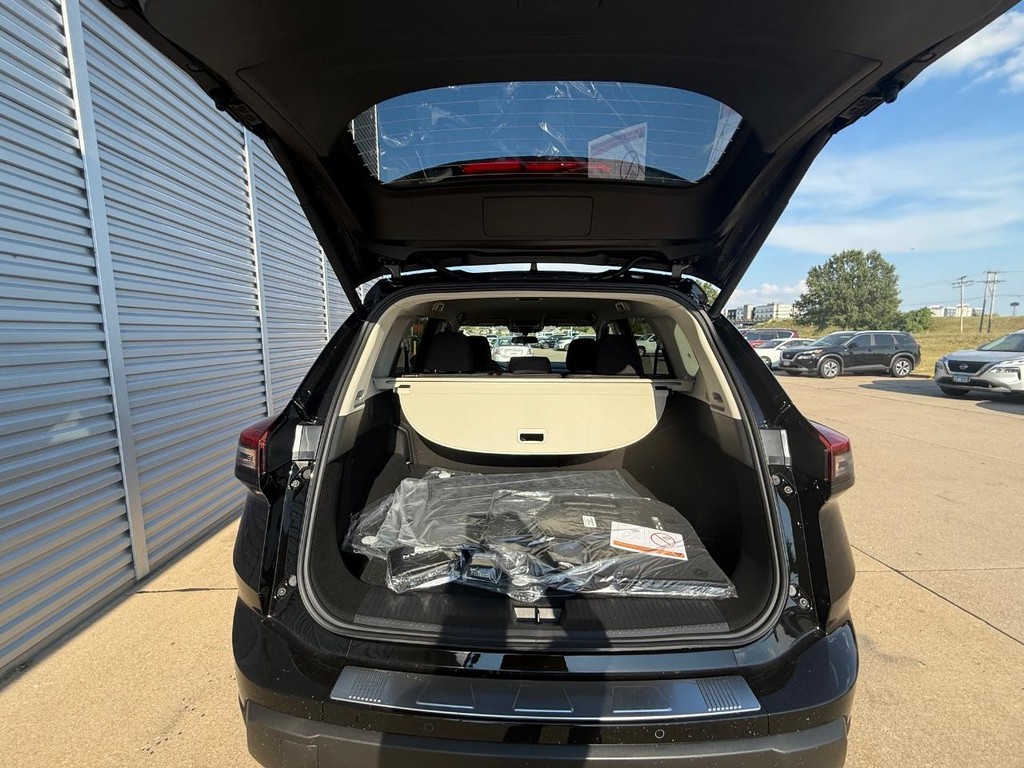 Nissan Rogue Vehicle Full-screen Gallery Image 20