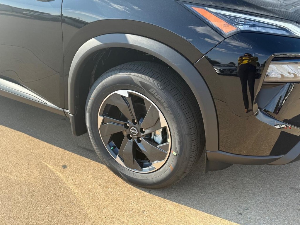 Nissan Rogue Vehicle Full-screen Gallery Image 22