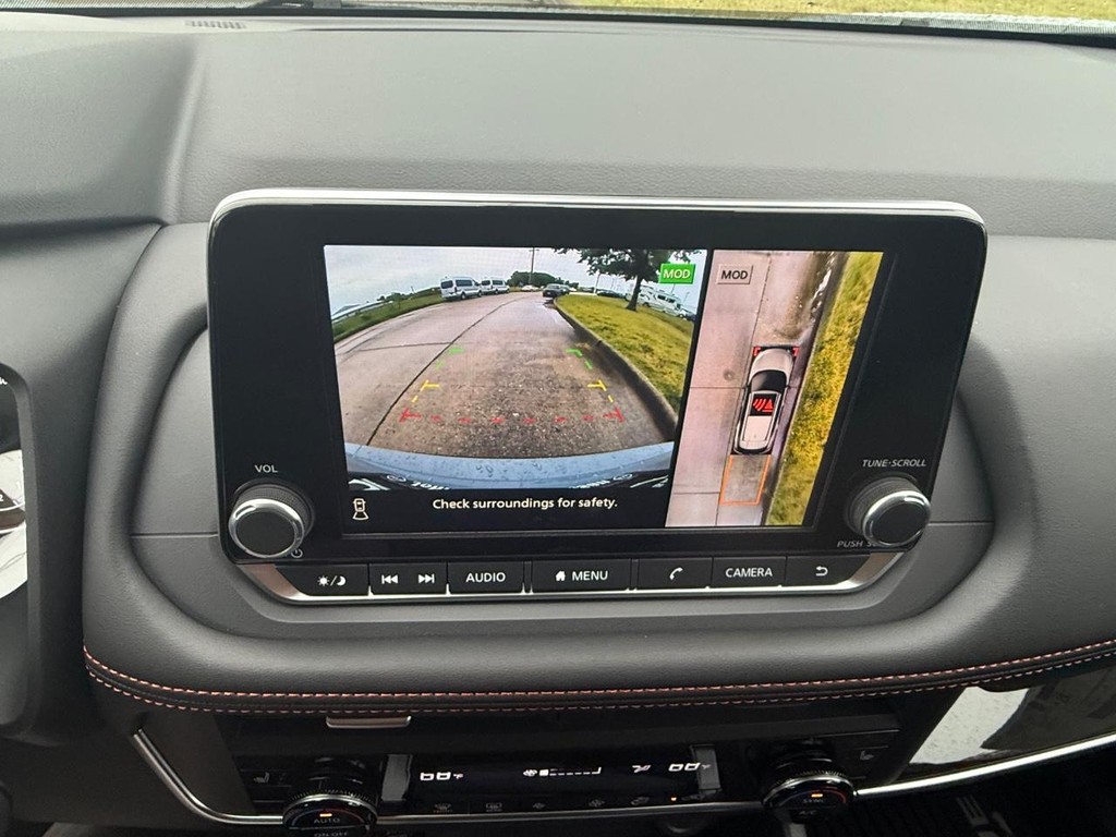 Nissan Rogue Vehicle Full-screen Gallery Image 02