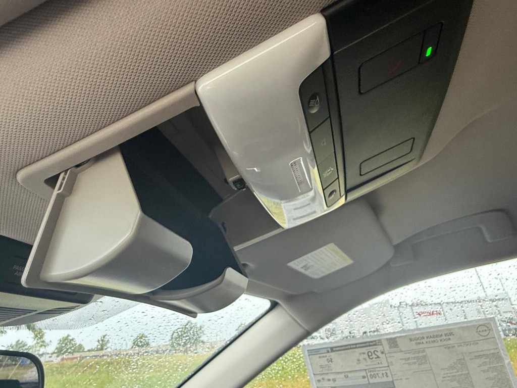 Nissan Rogue Vehicle Full-screen Gallery Image 03