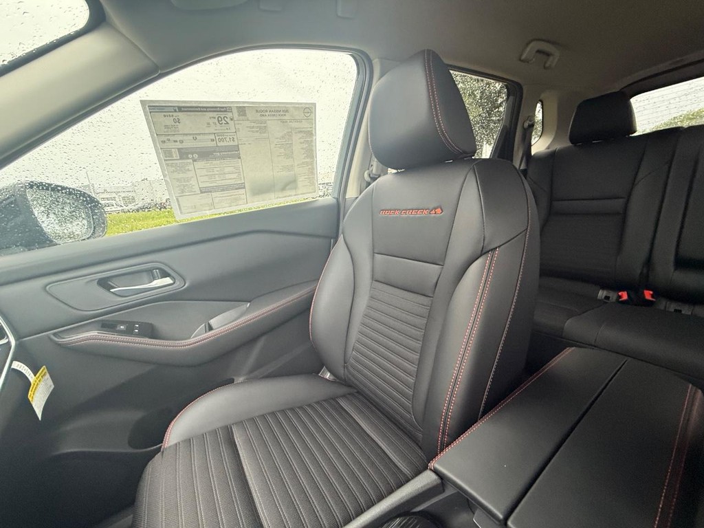 Nissan Rogue Vehicle Full-screen Gallery Image 04