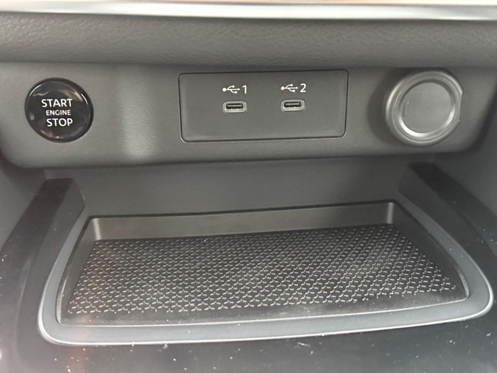 Nissan Rogue Vehicle Full-screen Gallery Image 06