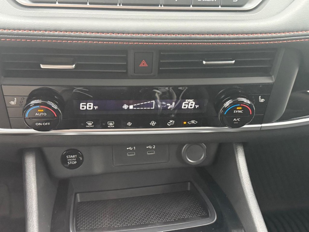 Nissan Rogue Vehicle Full-screen Gallery Image 07