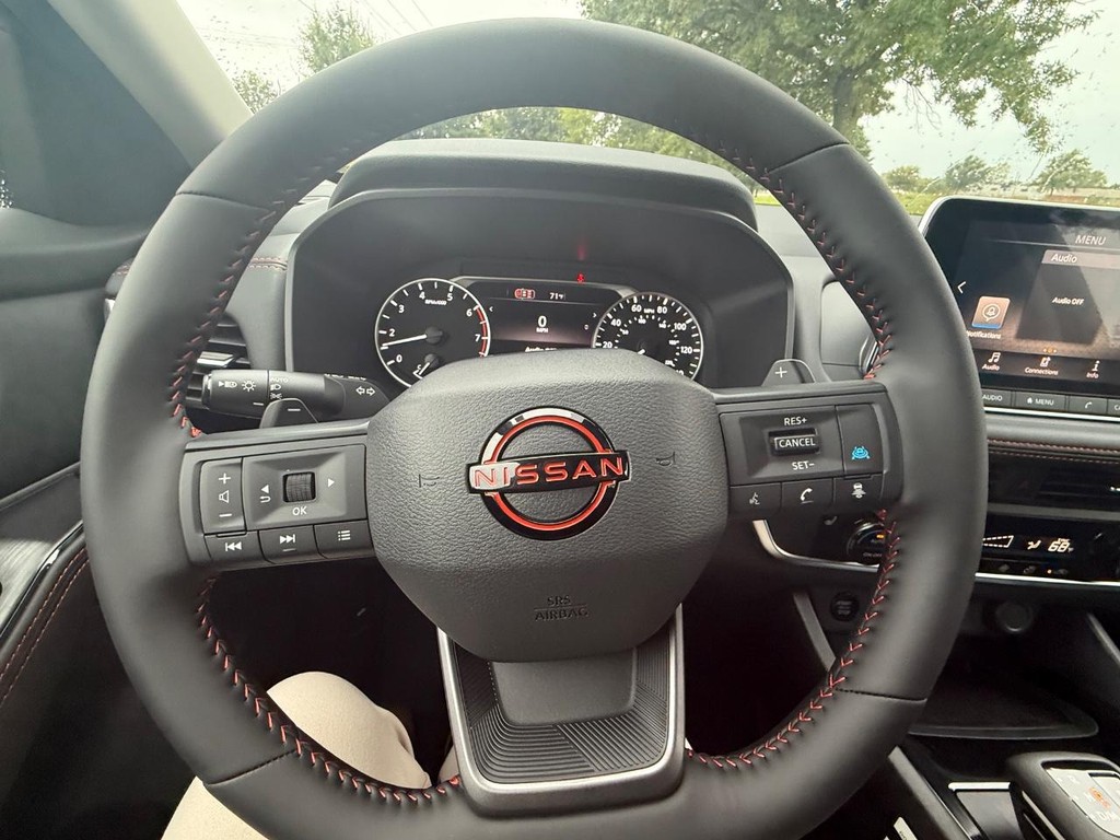 Nissan Rogue Vehicle Full-screen Gallery Image 10