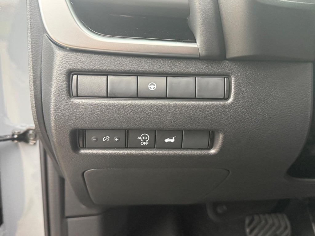 Nissan Rogue Vehicle Full-screen Gallery Image 11