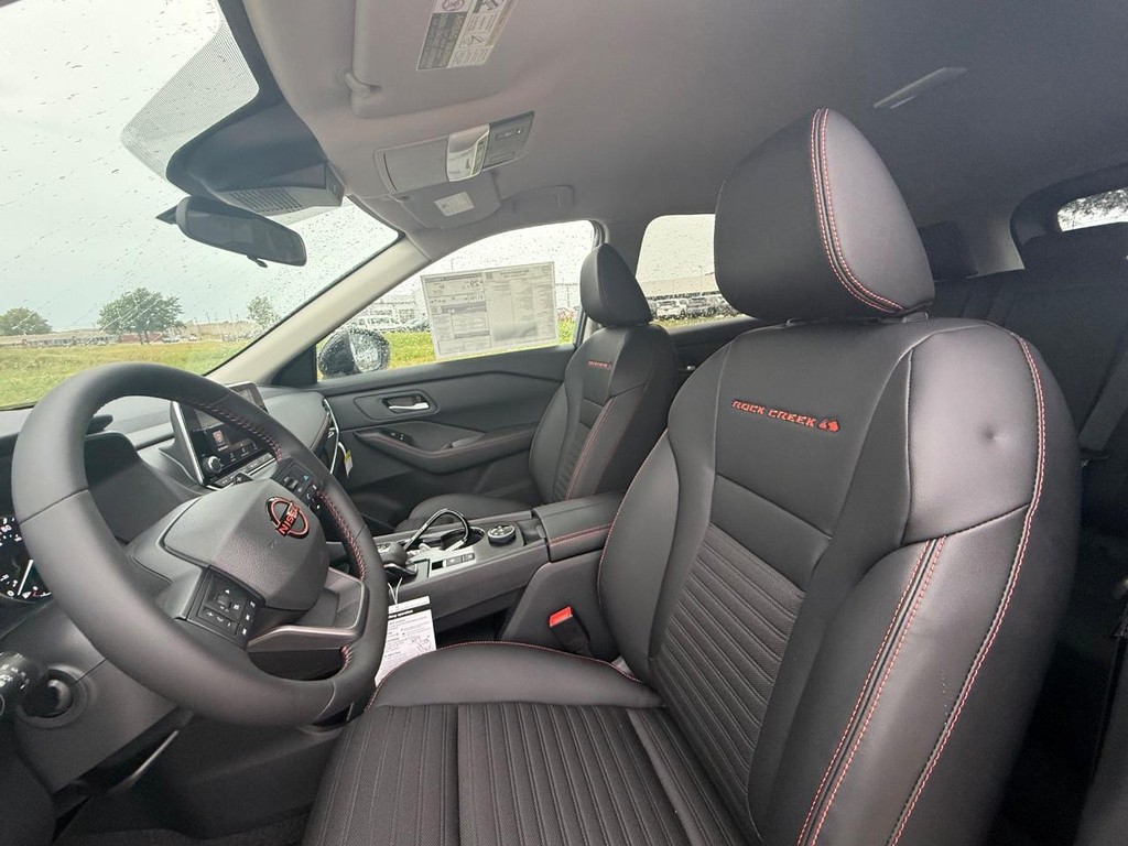 Nissan Rogue Vehicle Full-screen Gallery Image 12