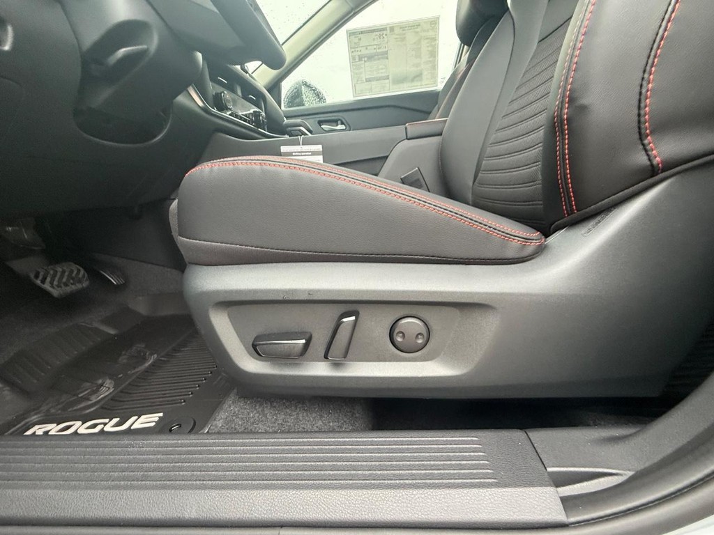 Nissan Rogue Vehicle Full-screen Gallery Image 13