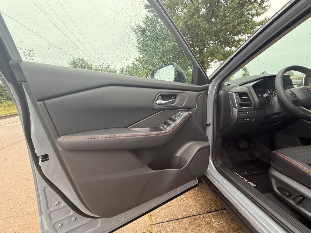 Nissan Rogue Vehicle Full-screen Gallery Image 14