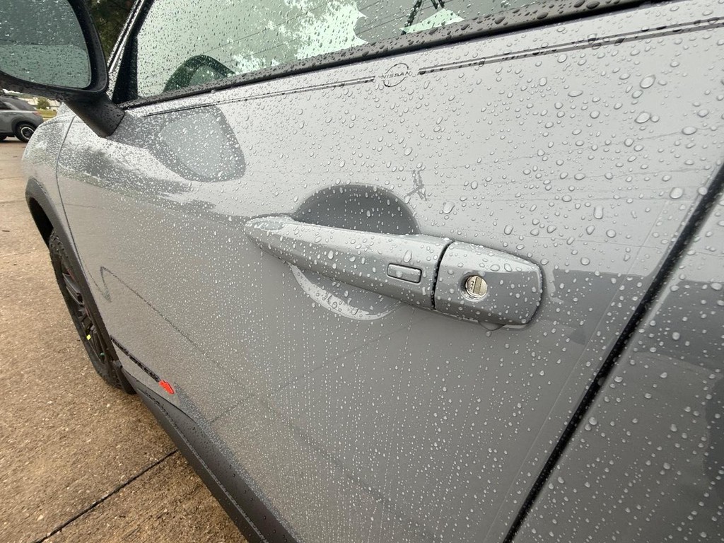 Nissan Rogue Vehicle Full-screen Gallery Image 15