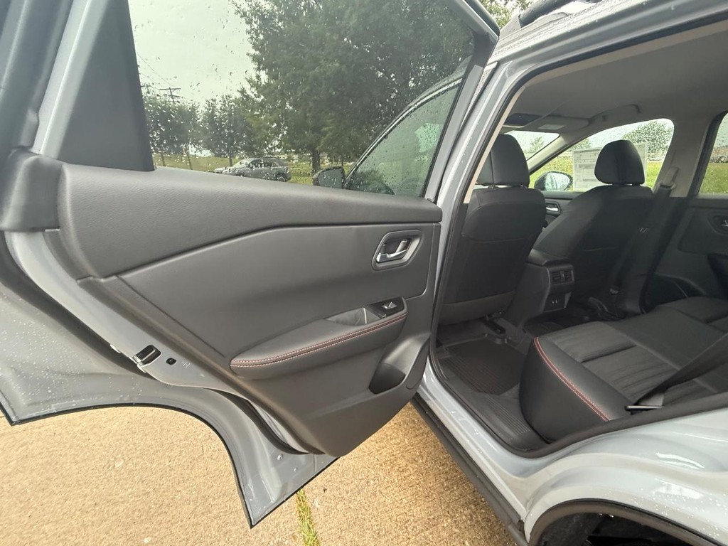 Nissan Rogue Vehicle Full-screen Gallery Image 16