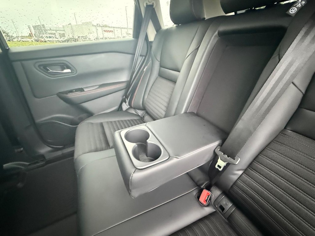 Nissan Rogue Vehicle Full-screen Gallery Image 17