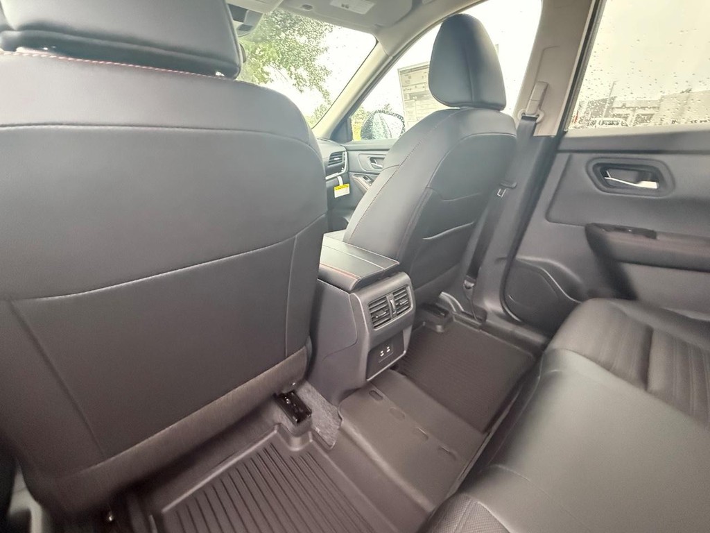 Nissan Rogue Vehicle Full-screen Gallery Image 18