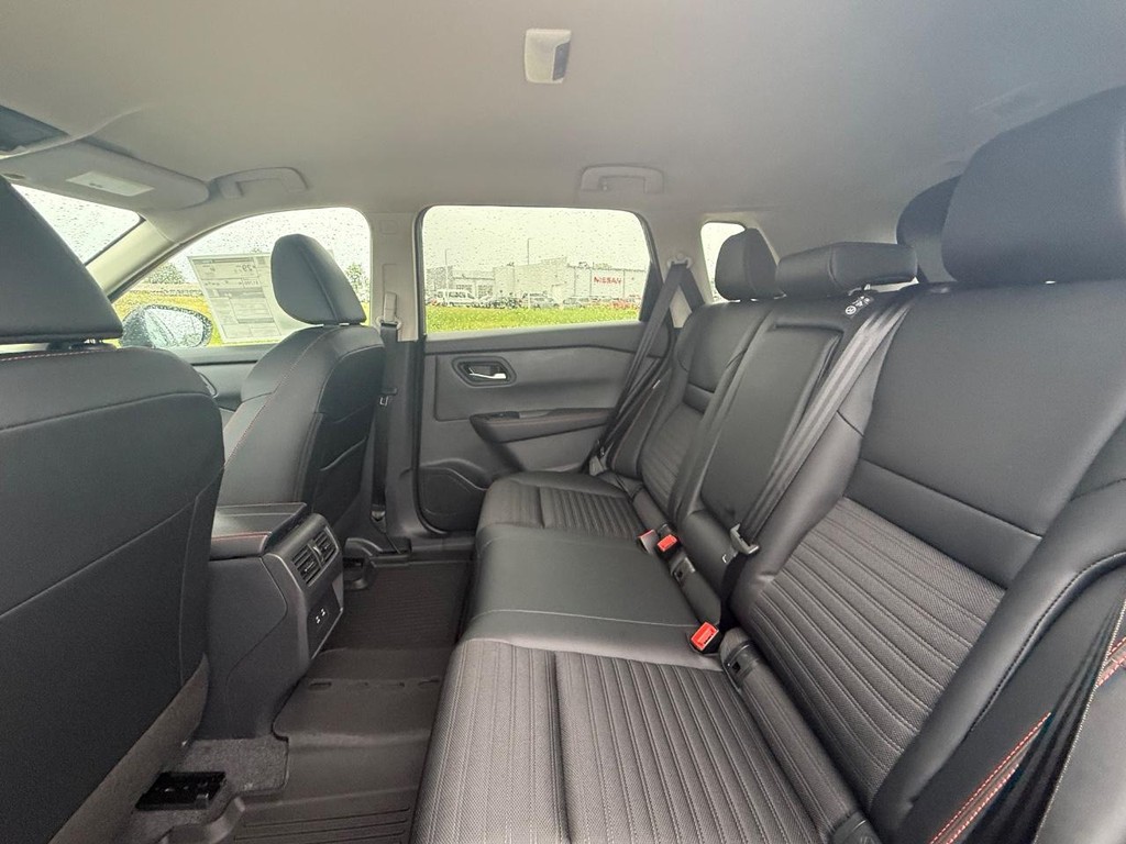 Nissan Rogue Vehicle Full-screen Gallery Image 19