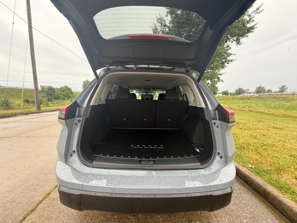 Nissan Rogue Vehicle Full-screen Gallery Image 22