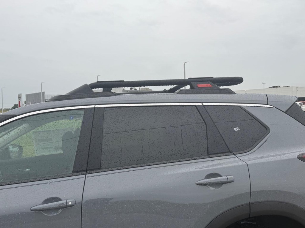 Nissan Rogue Vehicle Full-screen Gallery Image 24