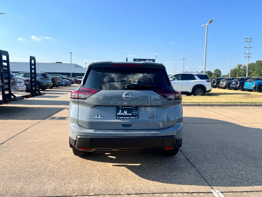 Nissan Rogue Vehicle Full-screen Gallery Image 03