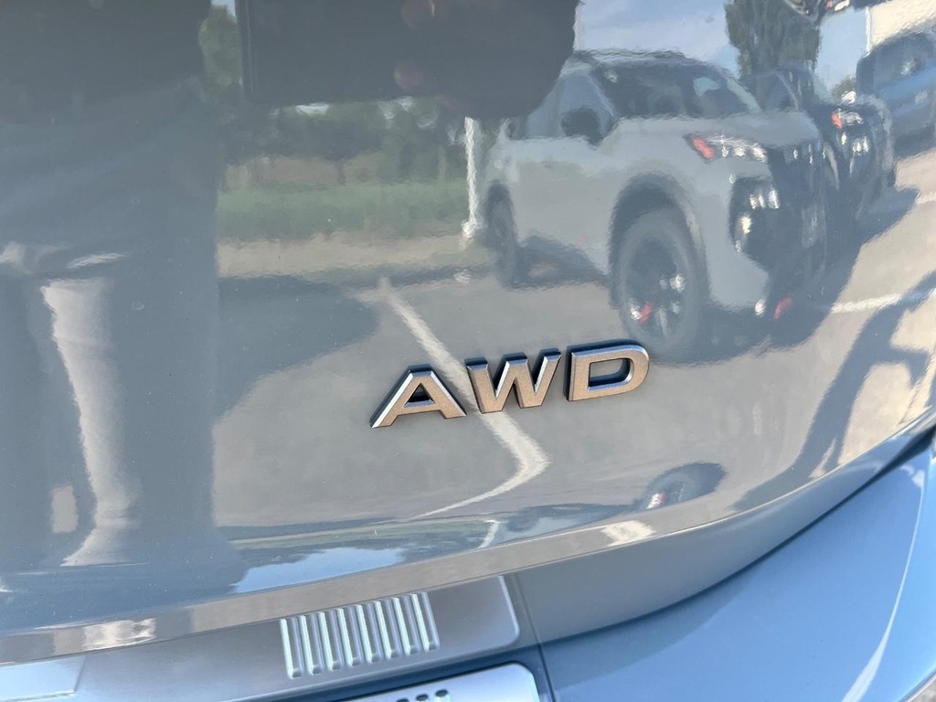 Nissan Rogue Vehicle Full-screen Gallery Image 04