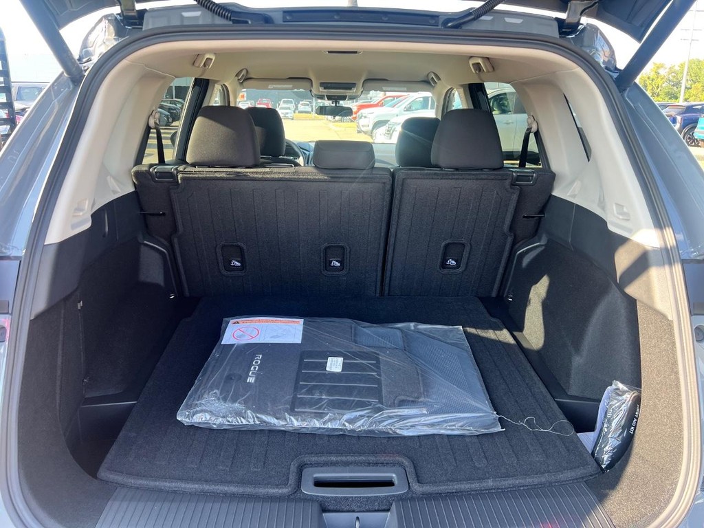 Nissan Rogue Vehicle Full-screen Gallery Image 06