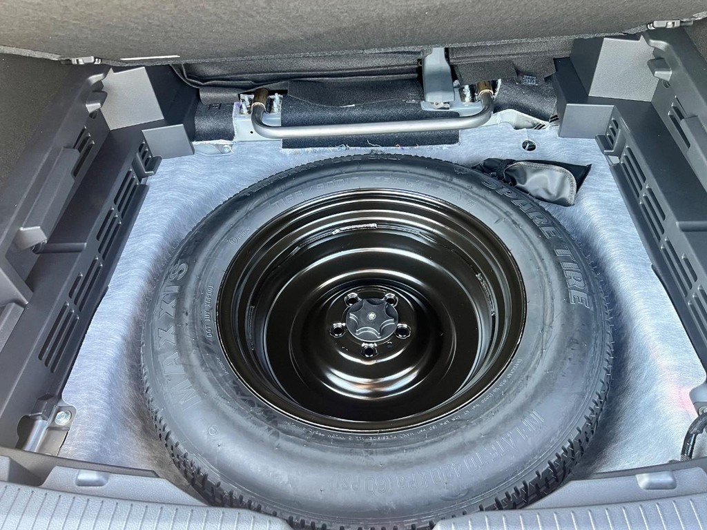 Nissan Rogue Vehicle Full-screen Gallery Image 07