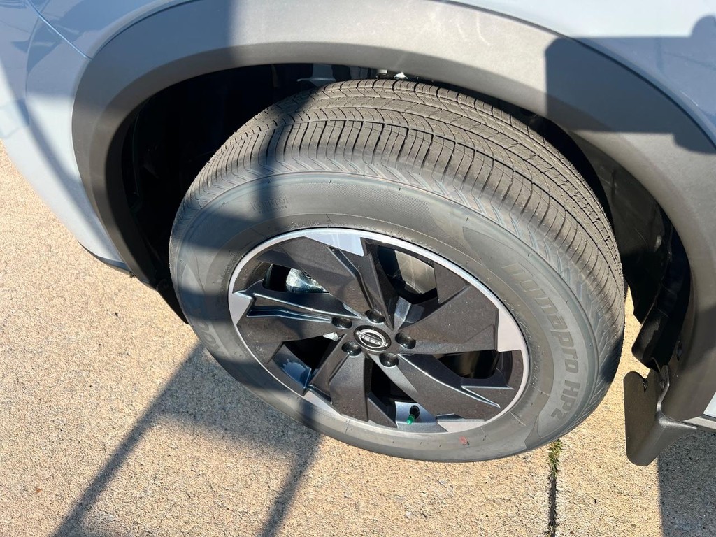 Nissan Rogue Vehicle Full-screen Gallery Image 09