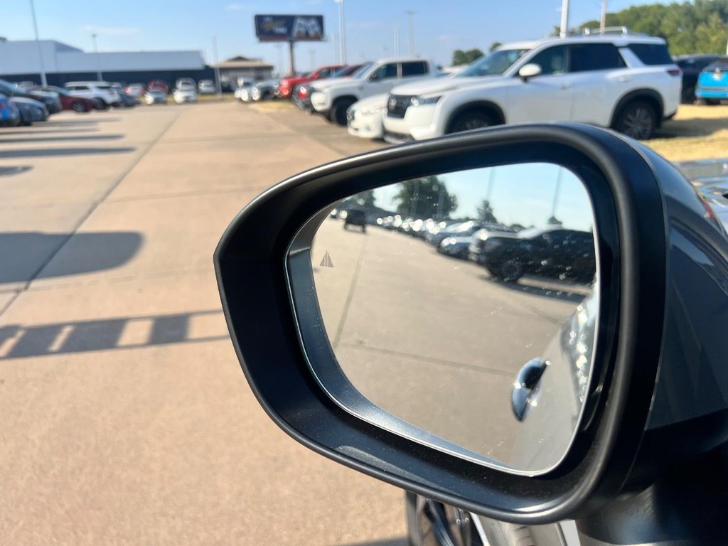 Nissan Rogue Vehicle Full-screen Gallery Image 10