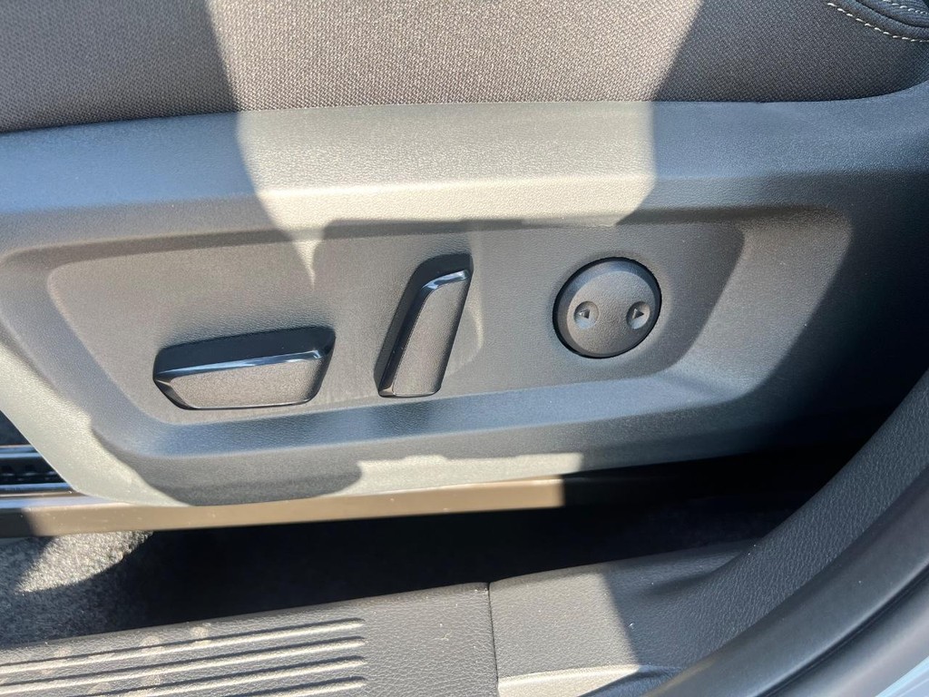 Nissan Rogue Vehicle Full-screen Gallery Image 13