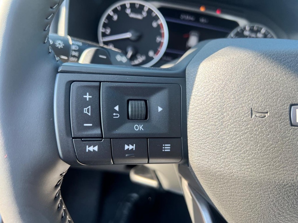 Nissan Rogue Vehicle Full-screen Gallery Image 15