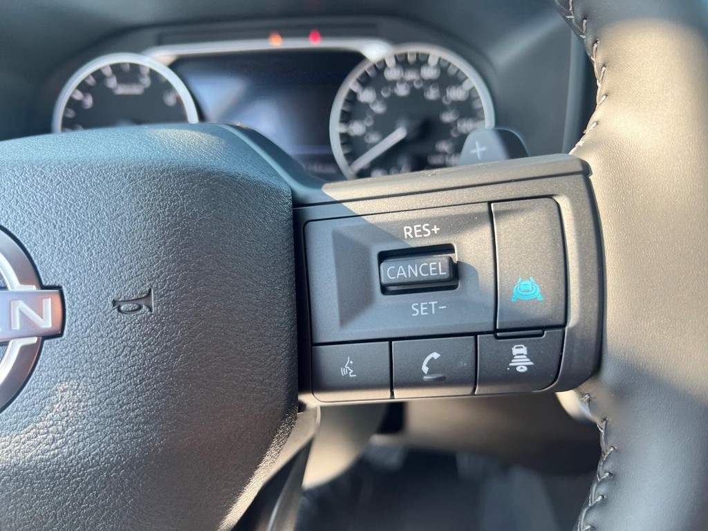 Nissan Rogue Vehicle Full-screen Gallery Image 16