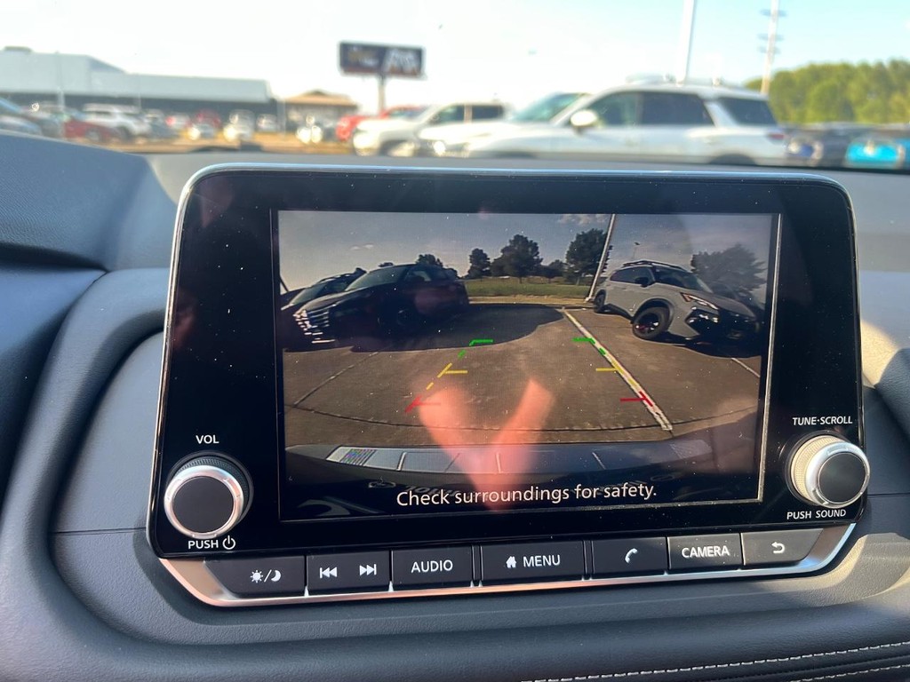 Nissan Rogue Vehicle Full-screen Gallery Image 17