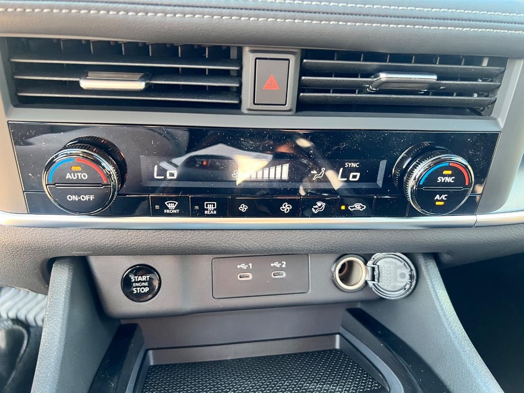 Nissan Rogue Vehicle Full-screen Gallery Image 18