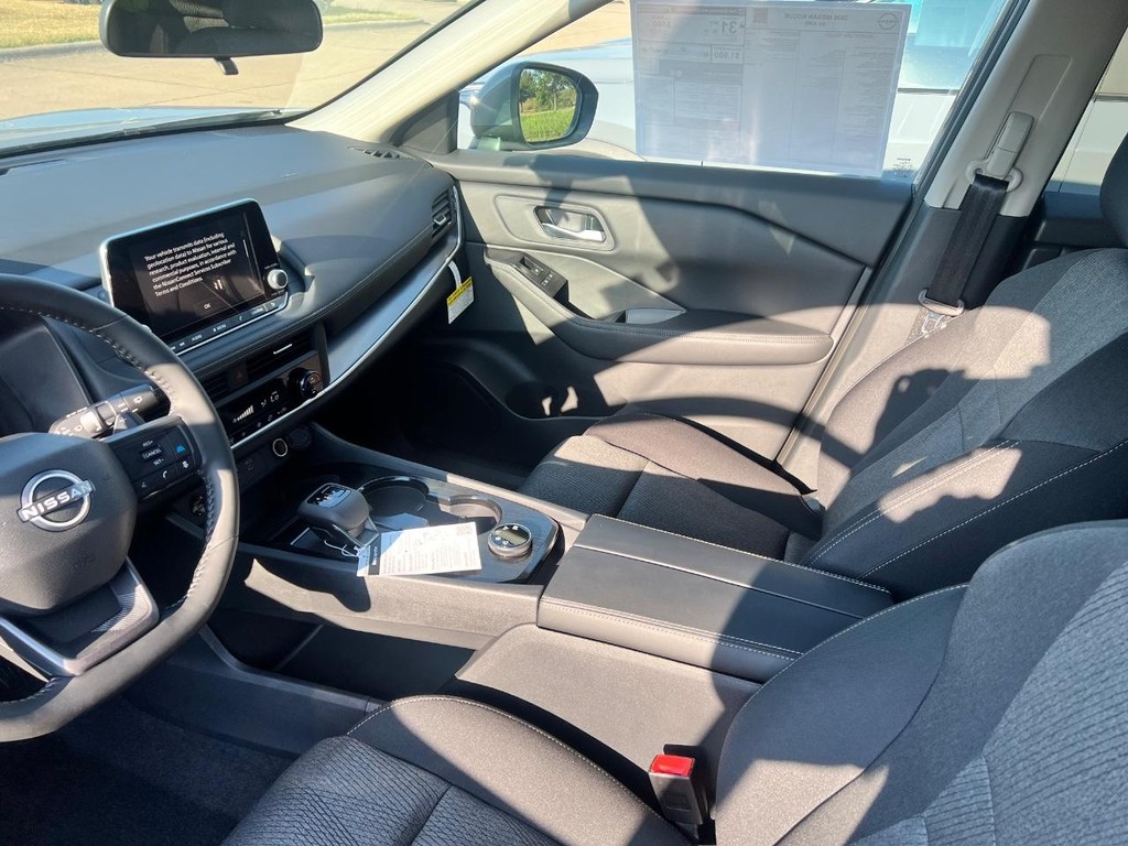 Nissan Rogue Vehicle Full-screen Gallery Image 21