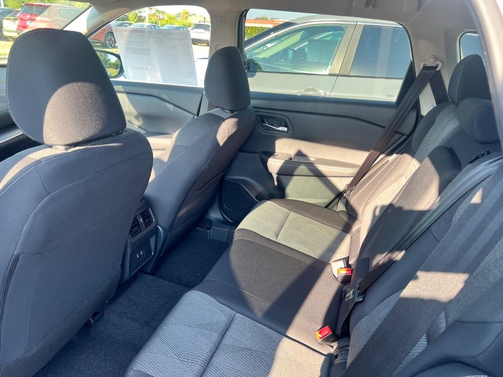 Nissan Rogue Vehicle Full-screen Gallery Image 23