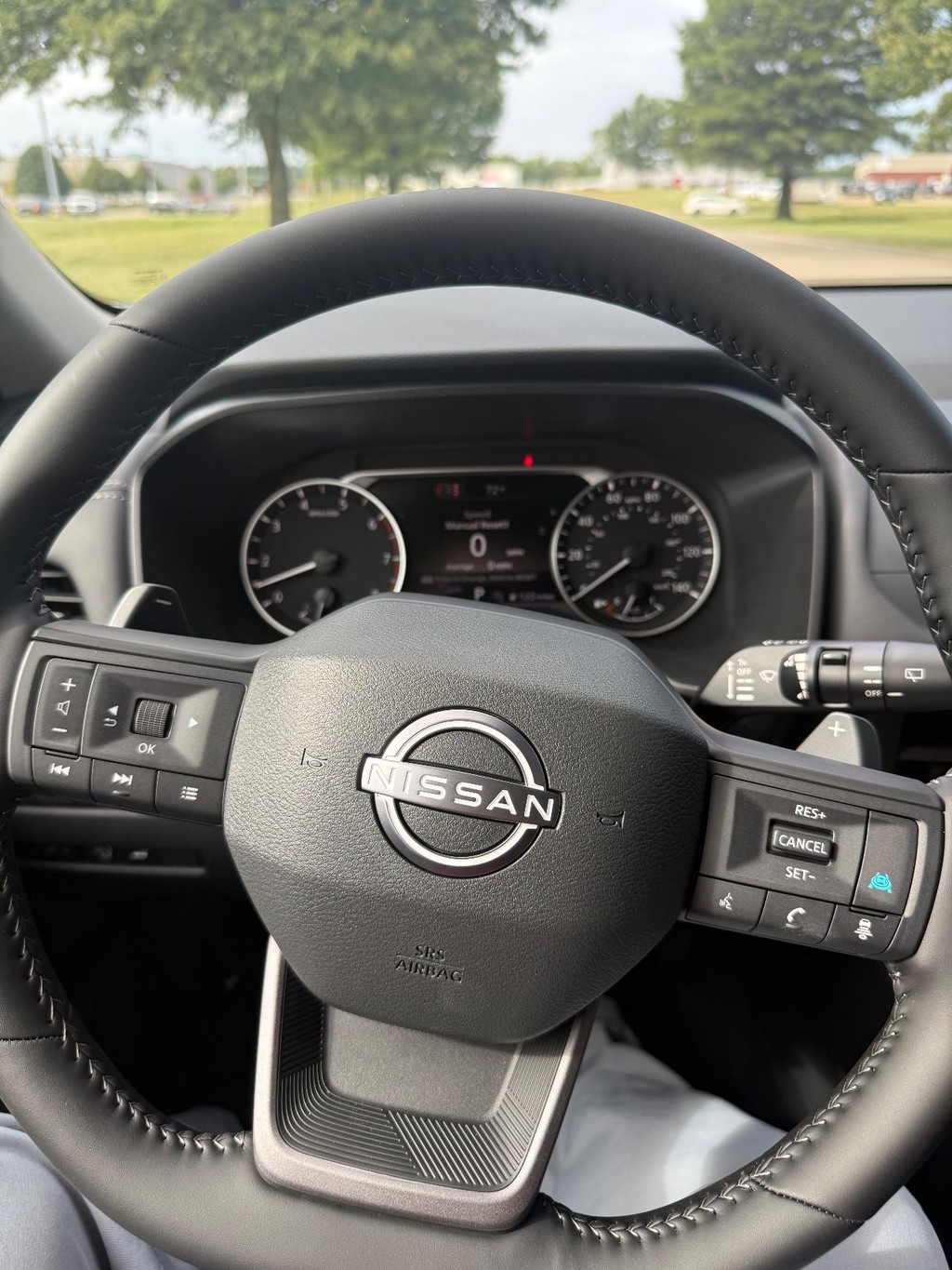 Nissan Rogue Vehicle Full-screen Gallery Image 02