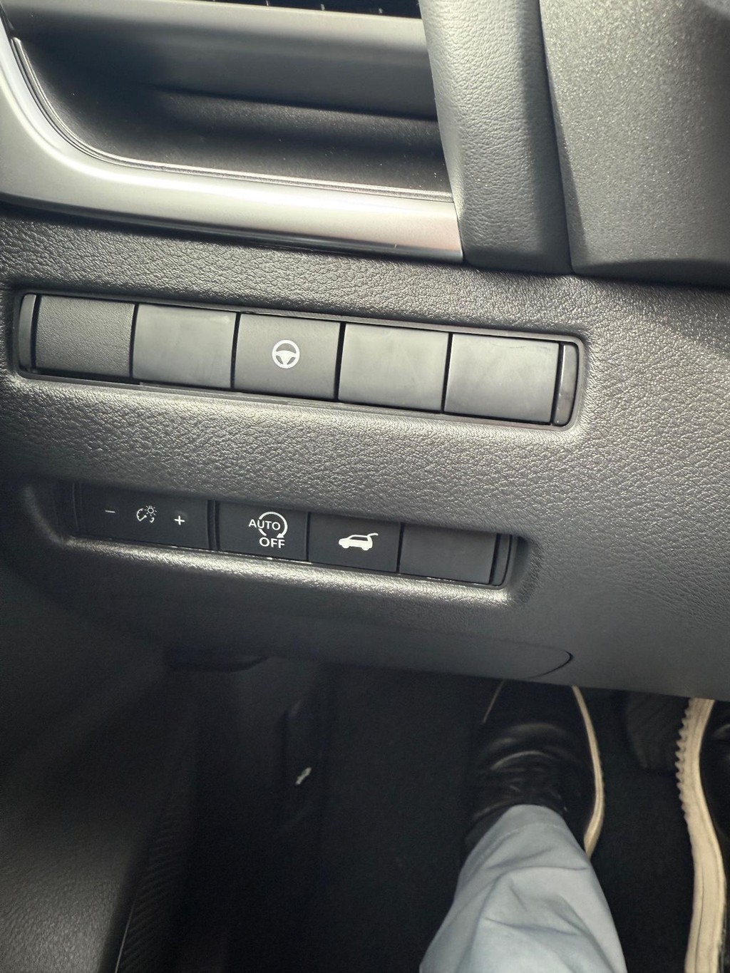 Nissan Rogue Vehicle Full-screen Gallery Image 03